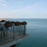 Usciamo. Da qui si apre uno stretto corridoio da cui � visibile un balcone a picco sul mare